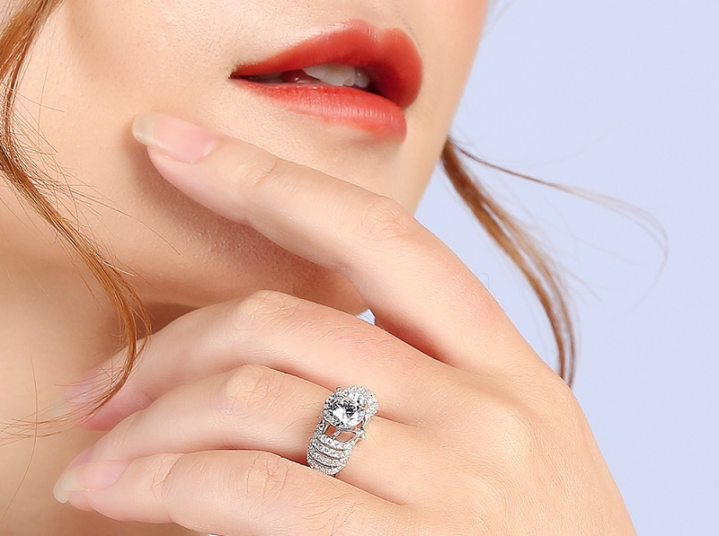 Nhẫn có thiết kế từng lớp sang trọng, lạ mắt